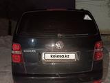 Volkswagen Touran 2010 года за 2 500 000 тг. в Уральск – фото 3