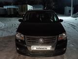 Volkswagen Touran 2010 года за 2 500 000 тг. в Уральск – фото 4