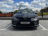 Toyota Camry 2023 года за 17 800 000 тг. в Костанай – фото 2