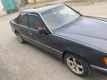 Mercedes-Benz E 260 1991 года за 1 650 000 тг. в Караганда – фото 5