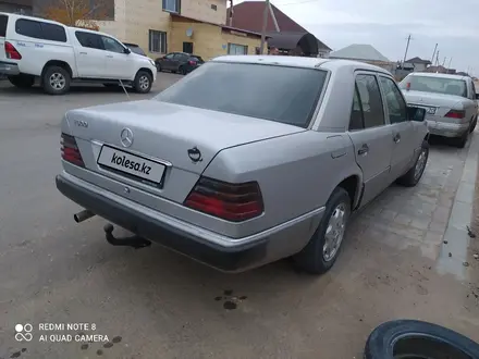 Mercedes-Benz E 200 1993 года за 1 400 000 тг. в Жезказган – фото 2