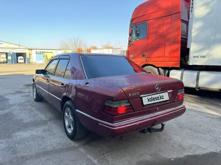 Mercedes-Benz E 220 1993 года за 1 900 000 тг. в Алматы – фото 4