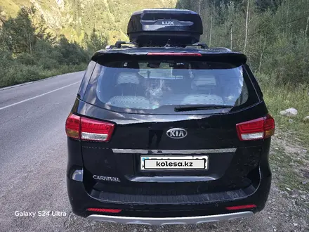 Kia Carnival 2018 года за 11 500 000 тг. в Алматы – фото 4