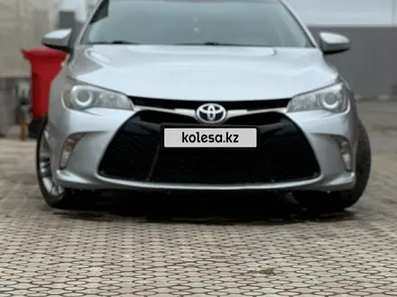 Toyota Camry 2015 года за 10 500 000 тг. в Уральск – фото 2