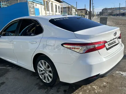 Toyota Camry 2020 года за 13 800 000 тг. в Айтеке би – фото 2