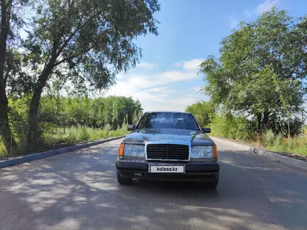 Mercedes-Benz E 220 1993 года за 1 300 000 тг. в Караганда – фото 5