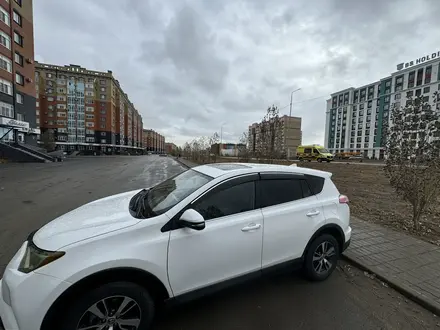 Toyota RAV4 2018 года за 11 700 000 тг. в Актобе – фото 2