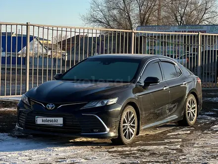 Toyota Camry 2021 года за 14 000 000 тг. в Актобе