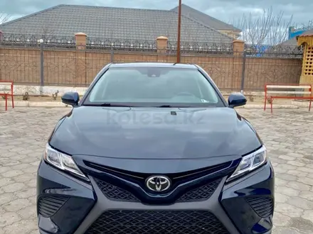 Toyota Camry 2020 года за 11 800 000 тг. в Актау