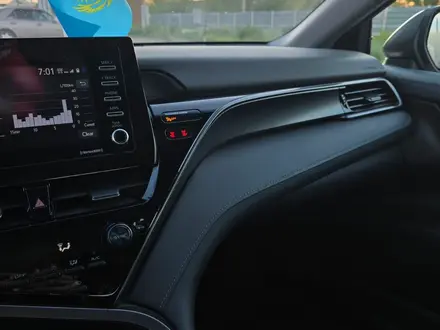 Toyota Camry 2022 года за 11 200 000 тг. в Караганда – фото 2