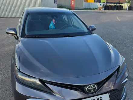 Toyota Camry 2022 года за 11 200 000 тг. в Караганда