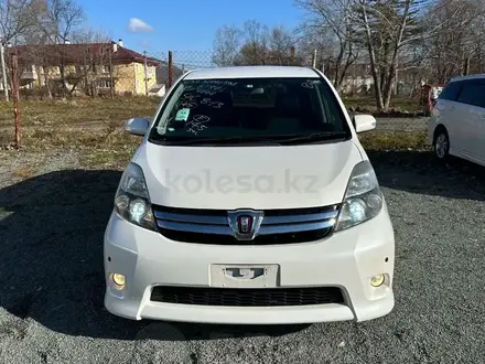 Toyota Isis 2012 года за 4 200 000 тг. в Уральск