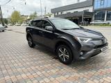 Toyota RAV4 2017 года за 12 300 000 тг. в Шымкент – фото 2