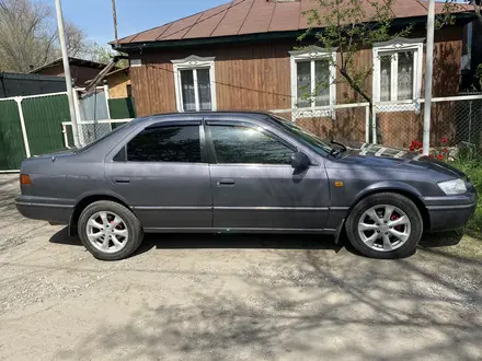 Toyota Camry 1998 года за 3 800 000 тг. в Есик – фото 2