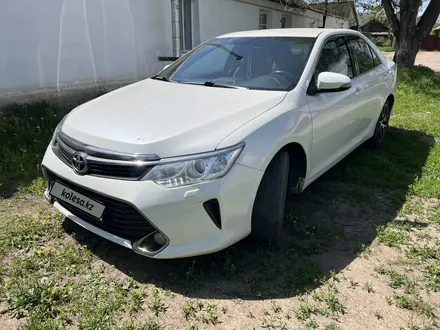 Toyota Camry 2016 года за 10 100 000 тг. в Уральск – фото 2