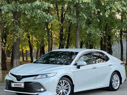 Toyota Camry 2020 года за 16 400 000 тг. в Алматы