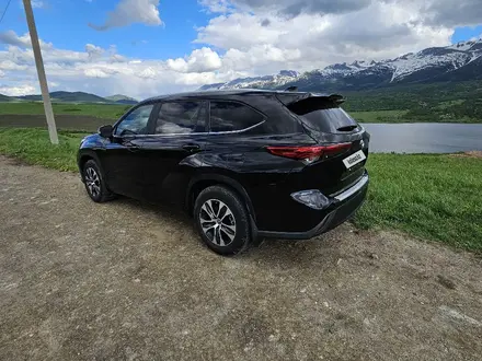 Toyota Highlander 2023 года за 27 000 000 тг. в Риддер – фото 2