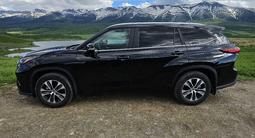 Toyota Highlander 2023 года за 27 000 000 тг. в Риддер – фото 4