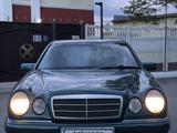 Mercedes-Benz E 230 1997 годаүшін2 850 000 тг. в Астана – фото 2