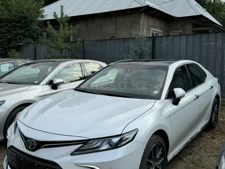 Toyota Camry 2023 года за 15 300 000 тг. в Алматы – фото 2