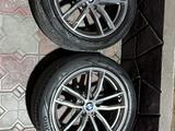 Разноширокие диски bmw g30 оригинальные с летней резиной kumho за 220 000 тг. в Алматы