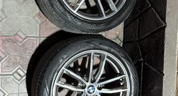 Разноширокие диски bmw g30 оригинальные с летней резиной kumho за 220 000 тг. в Алматы