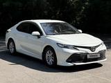 Toyota Camry 2021 года за 11 200 000 тг. в Алматы – фото 2