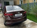 Hyundai Solaris 2022 года за 8 500 000 тг. в Уральск – фото 3