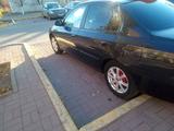 Hyundai Elantra 2003 года за 1 800 000 тг. в Актобе – фото 2