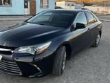 Toyota Camry 2015 года за 7 500 000 тг. в Жанаозен – фото 2