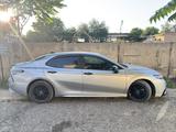 Toyota Camry 2021 года за 8 300 000 тг. в Шымкент – фото 2