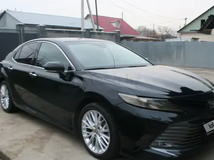 Toyota Camry 2020 года за 14 700 000 тг. в Алматы – фото 2