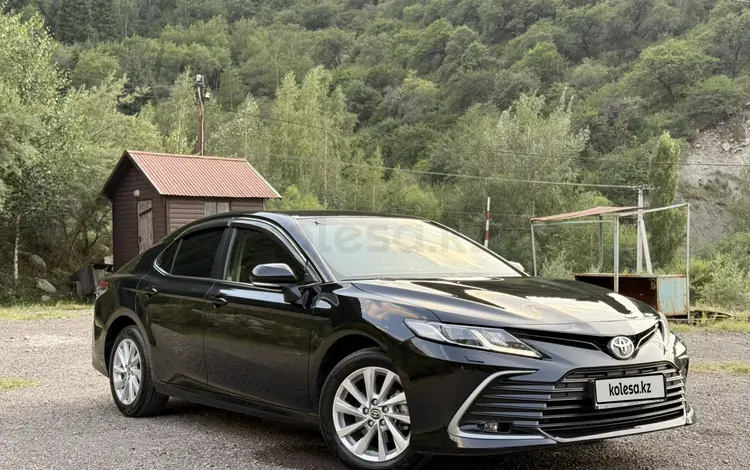 Toyota Camry 2023 года за 14 200 000 тг. в Алматы