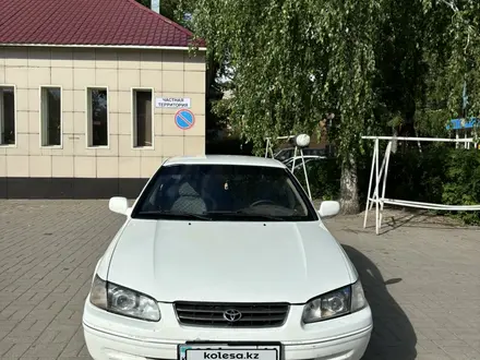Toyota Camry 2000 года за 3 600 000 тг. в Усть-Каменогорск – фото 2