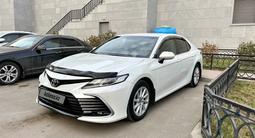 Toyota Camry 2021 года за 13 800 000 тг. в Астана – фото 2