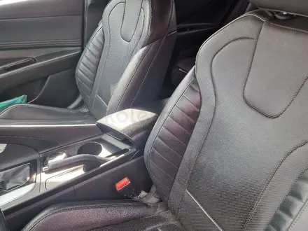 Hyundai Elantra 2022 года за 9 800 000 тг. в Уральск – фото 11
