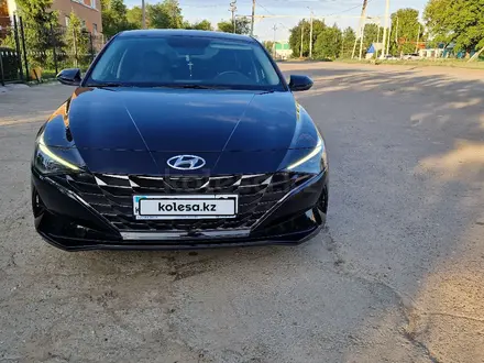 Hyundai Elantra 2022 года за 9 800 000 тг. в Уральск – фото 2