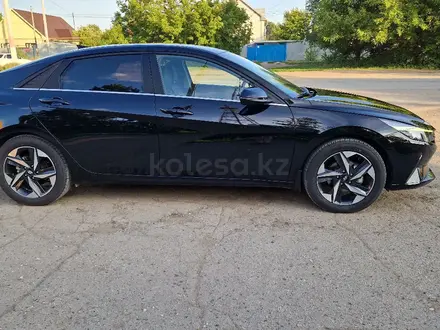 Hyundai Elantra 2022 года за 9 800 000 тг. в Уральск – фото 6