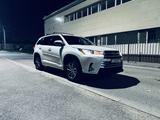 Toyota Highlander 2018 года за 16 500 000 тг. в Шымкент – фото 2