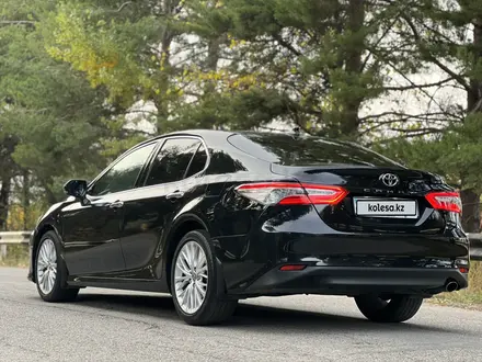 Toyota Camry 2019 года за 13 800 000 тг. в Алматы – фото 5