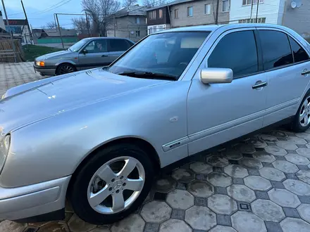 Mercedes-Benz E 240 1998 года за 3 800 000 тг. в Тараз – фото 4