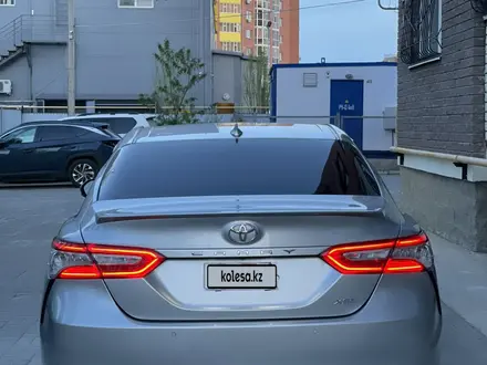 Toyota Camry 2018 года за 9 500 000 тг. в Актобе – фото 39