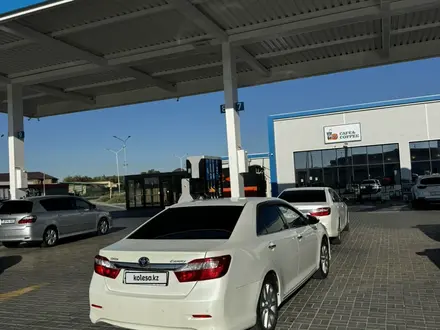 Toyota Camry 2014 года за 9 500 000 тг. в Атырау – фото 3