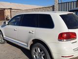 Volkswagen Touareg 2005 годаfor4 300 000 тг. в Аральск – фото 2