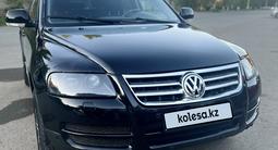 Volkswagen Touareg 2004 года за 5 000 000 тг. в Уральск – фото 2