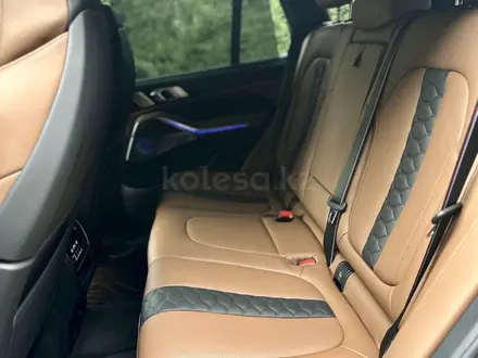 BMW X5 M 2022 года за 62 000 000 тг. в Алматы – фото 17