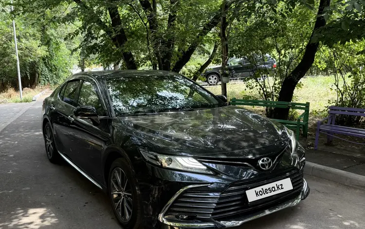 Toyota Camry 2023 года за 14 300 000 тг. в Алматы