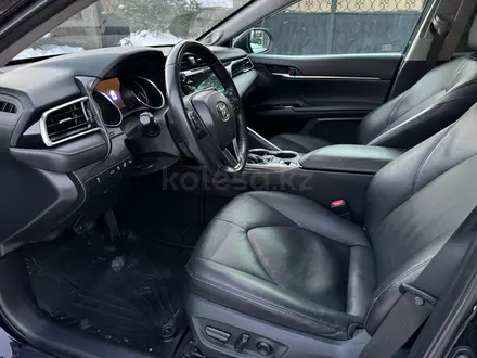 Toyota Camry 2018 года за 13 200 000 тг. в Астана – фото 18