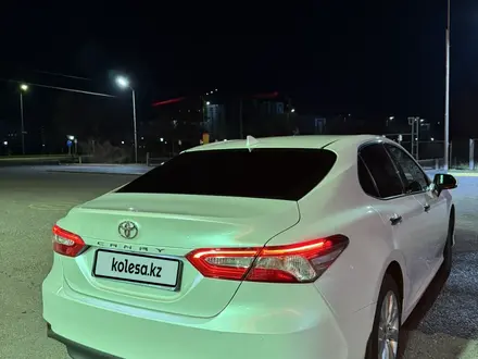Toyota Camry 2019 года за 14 200 000 тг. в Алматы – фото 3