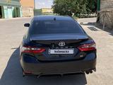 Toyota Camry 2021 года за 13 500 000 тг. в Жанаозен – фото 2